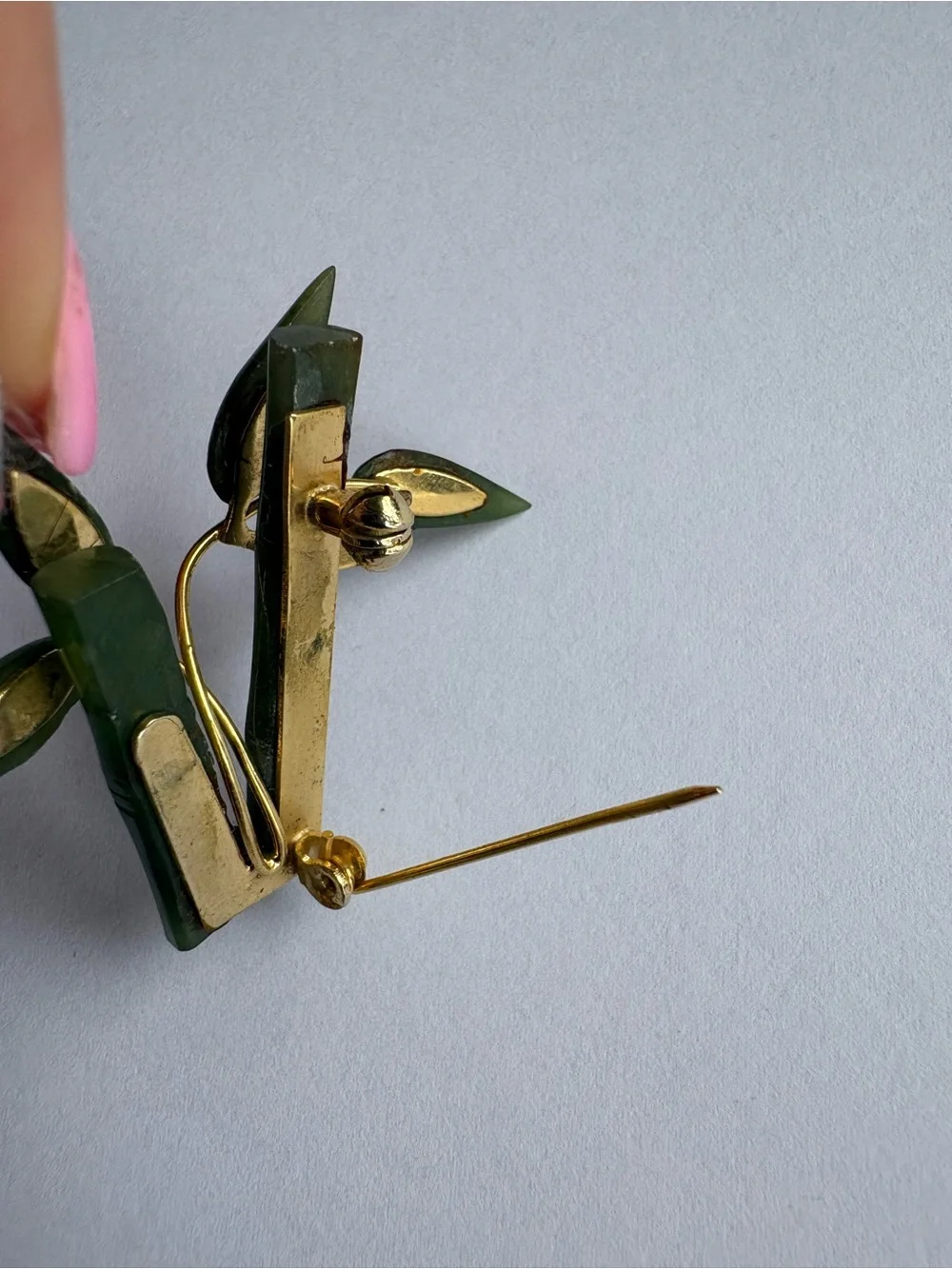 VNTG Jadite Carved Bamboo Branch Leaf Gold Tone Brooch Contemporary Minimalist‎